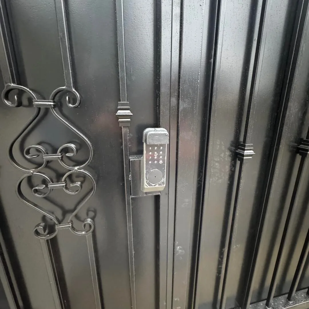 Keypad lock on the integrated pedestrian opening in a sliding gate
